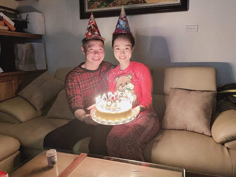 Hình ảnh nam diễn viên tổ chức sinh nhật ấm cúng cho bạn gái.