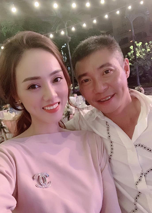 Trong 4 năm công khai hẹn hò, tình cảm giữa Công Lý và bạn gái kém tuổi vẫn mặn nồng, chưa từng vướng nghi vấn rạn nứt.