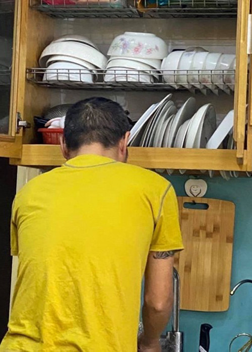 Công Lý giúp việc nhà, thường xuyên tặng quà cho Ngọc Hà mỗi chuyến đi công tác xa về.