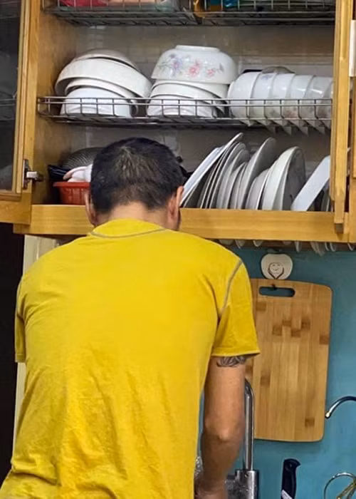 Công Lý giúp việc nhà, thường xuyên tặng quà cho Ngọc Hà mỗi chuyến đi công tác xa về.