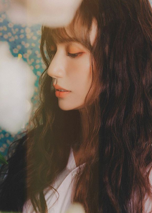 Nữ ca sĩ khoe góc nghiêng đẹp với sống mũi thẳng.