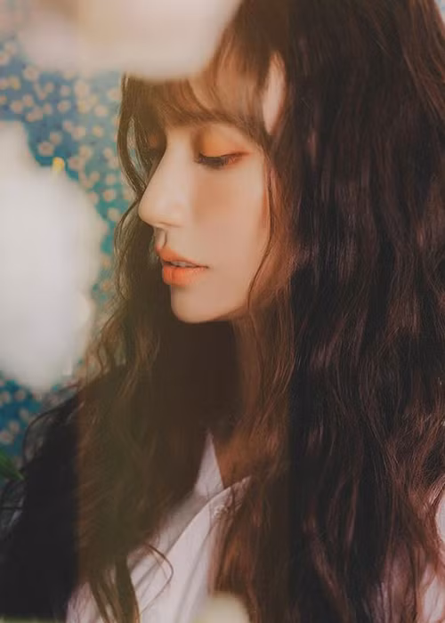 Nữ ca sĩ khoe góc nghiêng đẹp với sống mũi thẳng.