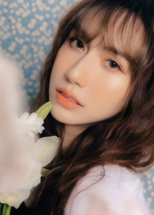  Lynk Lee liên tục tung những bộ ảnh ghi lại nhan sắc trong khoảng thời gian đầu chuyển giới. Mới nhất, cô chia sẻ loạt khoảnh khắc khi đội tóc giả dài bồng bềnh.