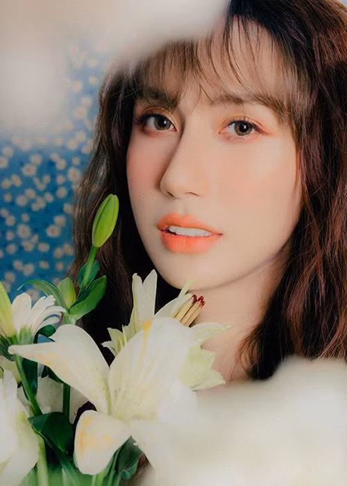 Giọng ca sinh năm 1988 tạo dáng bên hoa. Bộ ảnh của Lynk Lee có sự tham gia của Jun Vũ với vai trò stylist.