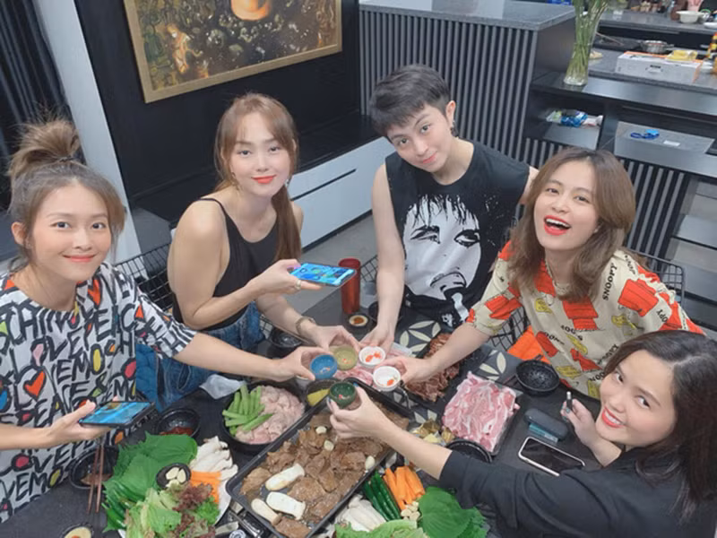 Phía Hoàng Thùy Linh khẳng định mối quan hệ của Hoàng Thùy Linh và Gil Lê chỉ dừng lại ở mức bạn bè. Về phía Gil Lê, cô chọn cách giữ im lặng. Ngoài ra để tránh gây ồn ào, Gil Lê thường tắt tính năng bình luận trong các bức ảnh chia sẻ có mặt Hoàng Thùy Linh.