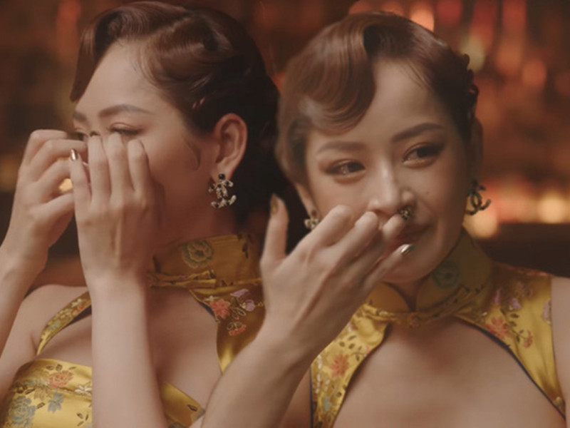 Mới đây, Chi Pu cũng bất ngờ tiết lộ mối tình dang dở của mình. Nữ ca sĩ nói rằng cô muốn cưới nhưng chỉ nhận lại sự im lặng của người yêu. Bên cạnh đó, người yêu cũ không ủng hộ Chi Pu đi hát. Theo Chi Pu, cả hai dần dà xa nhau do chọn cách giữ im lặng thay vì chia sẻ mọi điều như trước. Fan đoán rằng tình cũ mà Chi Pu nói đến là Gil Lê. Ảnh: Dân Việt