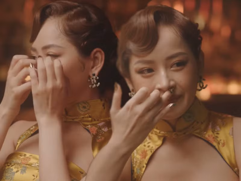 Mới đây, Chi Pu cũng bất ngờ tiết lộ mối tình dang dở của mình. Nữ ca sĩ nói rằng cô muốn cưới nhưng chỉ nhận lại sự im lặng của người yêu. Bên cạnh đó, người yêu cũ không ủng hộ Chi Pu đi hát. Theo Chi Pu, cả hai dần dà xa nhau do chọn cách giữ im lặng thay vì chia sẻ mọi điều như trước. Fan đoán rằng tình cũ mà Chi Pu nói đến là Gil Lê. Ảnh: Dân Việt