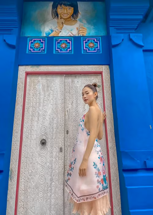 Trước đó, nữ ca sĩ từng có thời gian vướng nghi vấn dao kéo vì chiếc cằm nhọn bất thường.