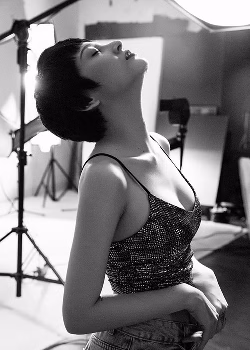 Nữ ca sĩ vẫn theo đuổi hình ảnh gợi cảm.