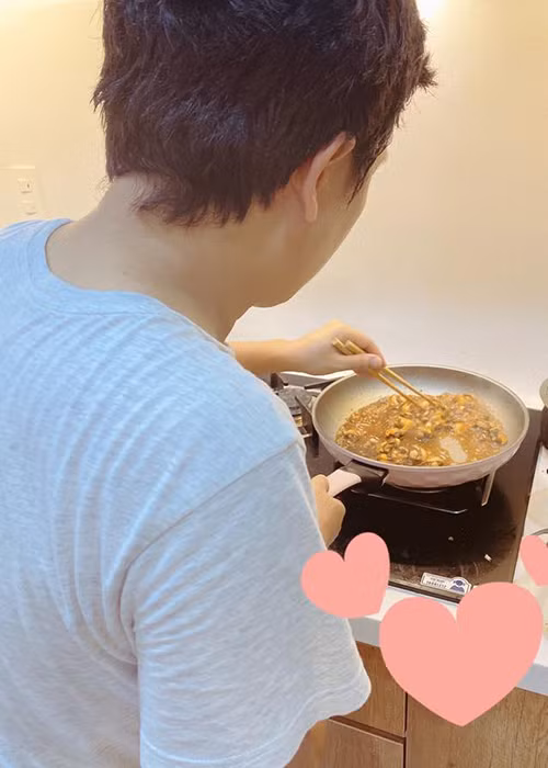 Trường Giang còn ghi điểm khi thường xuyên nấu ăn cho Nhã Phương.