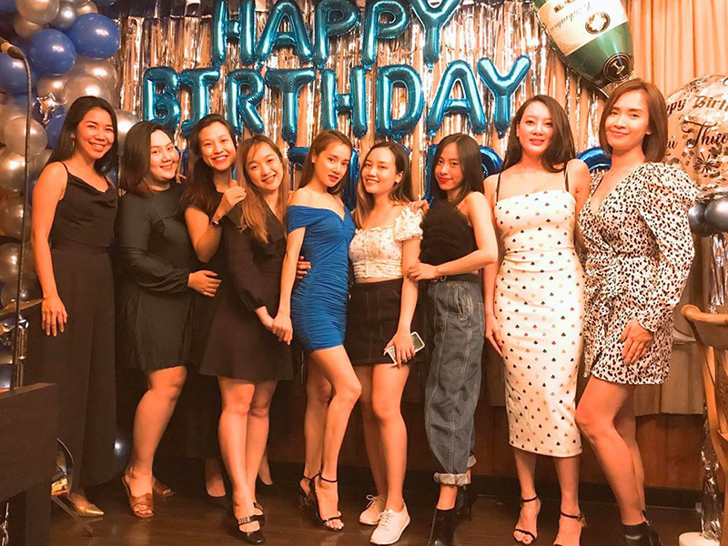 "Nhìn anh Giang chuẩn bị cả buổi tiệc cho vợ thật tỉ mỉ thấy vui lây cùng bạn mình luôn", Hoàng Oanh chia sẻ.