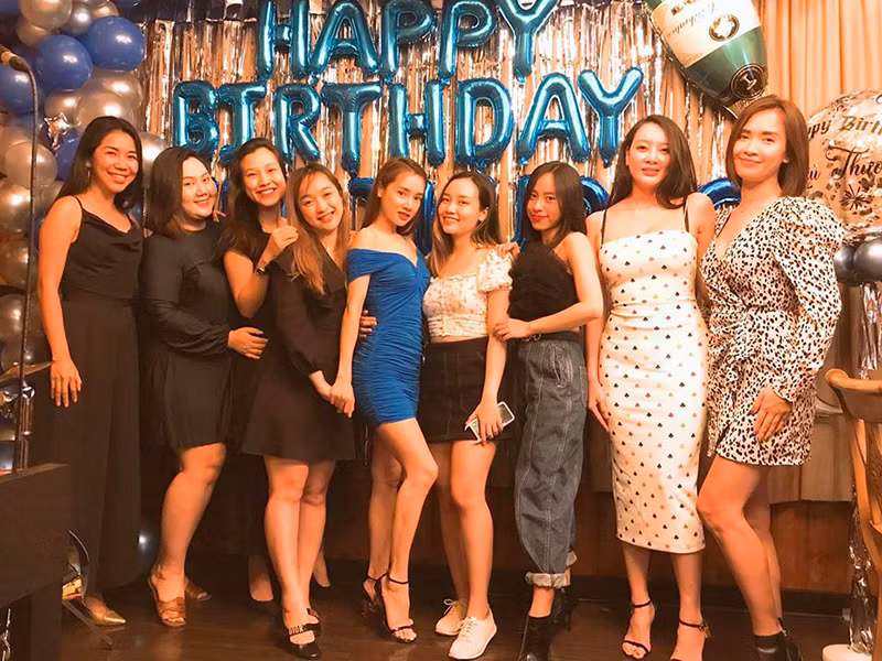 "Nhìn anh Giang chuẩn bị cả buổi tiệc cho vợ thật tỉ mỉ thấy vui lây cùng bạn mình luôn", Hoàng Oanh chia sẻ.