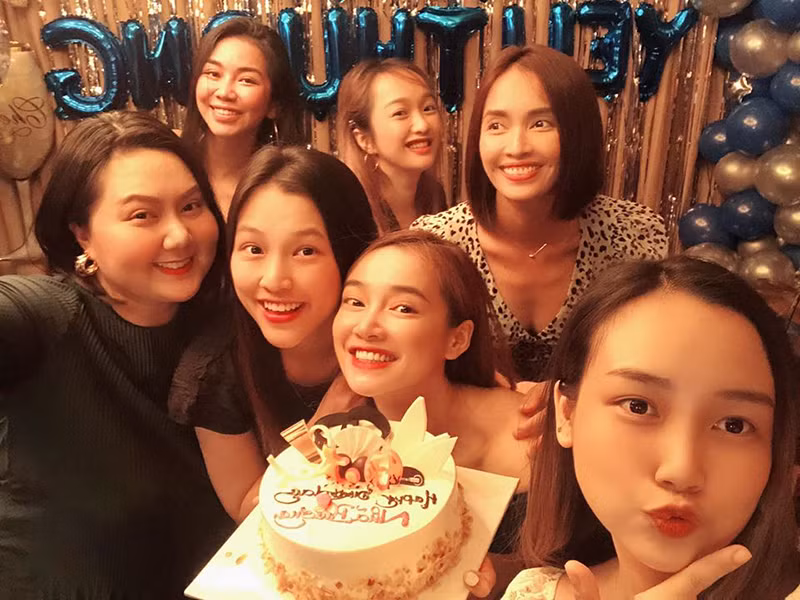 Nhã Phương hạnh phúc bên hội bạn thân trong ngày sinh nhật.