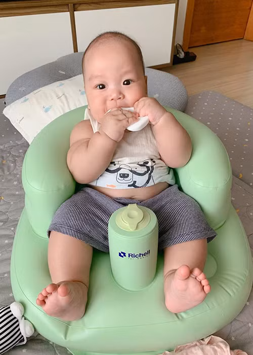 Nhiều người khen ngợi bà xã của Thành Trung nuôi con khéo.