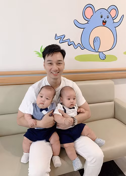 Vợ chồng Thành Trung thuê 3 người giúp việc để hỗ trợ chăm các con.