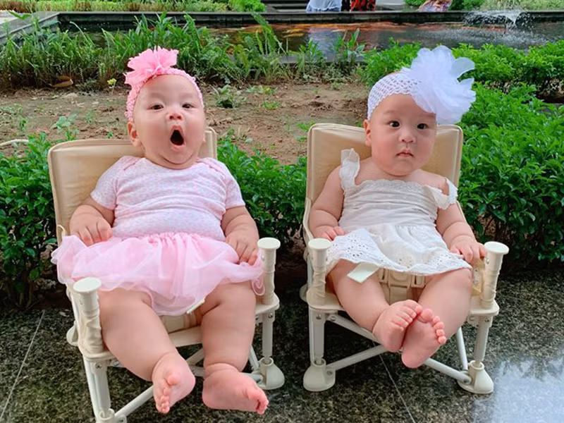 Vốn thích có con gái nên mới đây Ngọc Hương cho hai con trai mặc váy điệu đà.