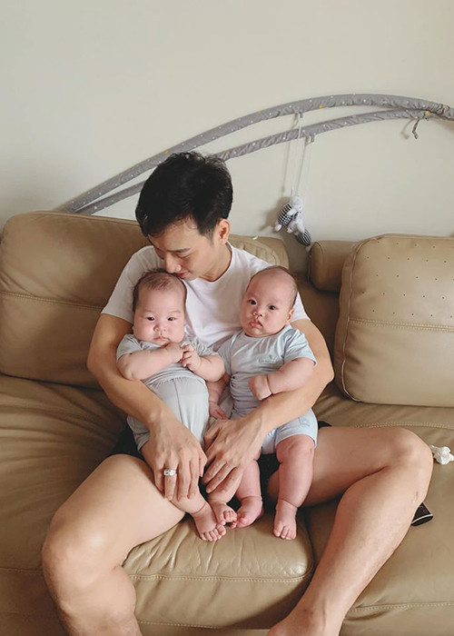 Vẻ đáng yêu của cặp song sinh nhà Thành Trung khiến ai nấy cũng phải xuýt xoa.