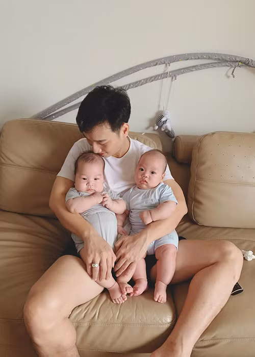 Vẻ đáng yêu của cặp song sinh nhà Thành Trung khiến ai nấy cũng phải xuýt xoa.