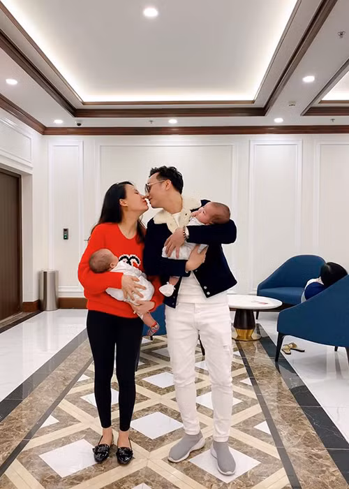 Vo Thanh Trung mat tay cham cap song sinh ngay cang bu bam