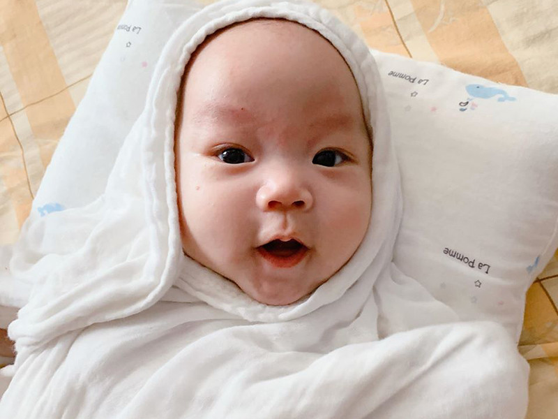 Bà xã của Thành Trung khoe ảnh bé Daino và hài hước phủ nhận "đẻ thuê". "Út Daino của mẹ. Cứ bảo là đẻ thuê. Đẻ thuê là đẻ thuê thế nào. Ba Trung hãy vào nhìn đi. Môi trên trái tim có mấu giống mẹ, môi dưới quấn lô “mới là của ba nhé", Ngọc Hương chia sẻ.