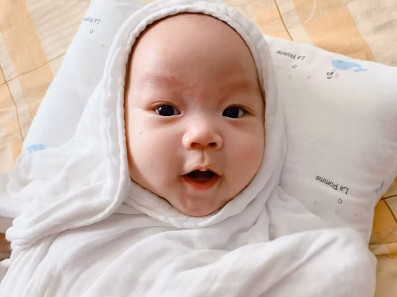 Bà xã của Thành Trung khoe ảnh bé Daino và hài hước phủ nhận "đẻ thuê". "Út Daino của mẹ. Cứ bảo là đẻ thuê. Đẻ thuê là đẻ thuê thế nào. Ba Trung hãy vào nhìn đi. Môi trên trái tim có mấu giống mẹ, môi dưới quấn lô “mới là của ba nhé", Ngọc Hương chia sẻ.