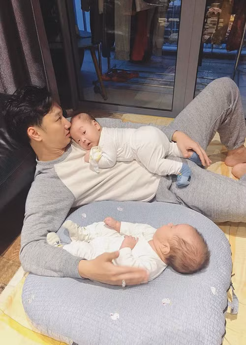 Sau thời gian dành cho công việc, Thành Trung luôn giúp vợ chăm sóc các con.