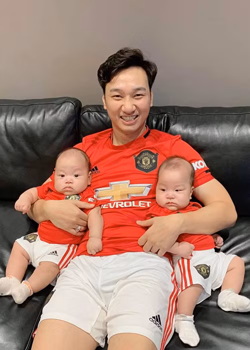 Cả hai nhóc tì đều có gương mặt phúng phính, thân hình bụ bẫm.