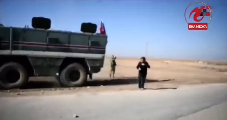 Các chuyên gia không loại trừ rằng tuyên bố như vậy được đưa ra dưới áp lực trực tiếp từ phía Mỹ, bởi Washington đã buộc người Kurd phải lựa chọn giữa họ và Moskva.