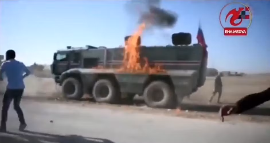 "Mỹ không cho phép Nga tạo ra một lực lượng dân quân ở Đông Bắc Syria thông qua áp lực và sự đe dọa", cơ quan thông tấn nhà nước Thổ Nhĩ Kỳ Anadolu tuyên bố sau khi tham khảo các nguồn tin địa phương.