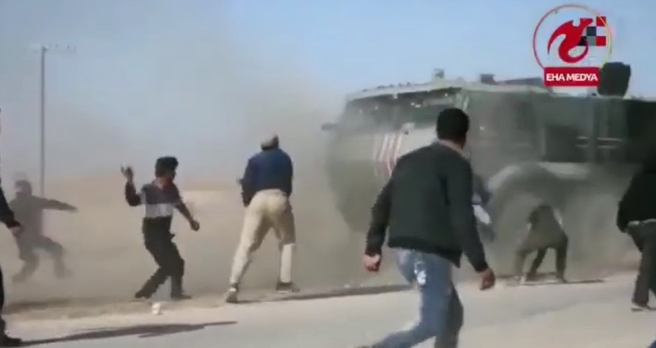 "Hiện nay Nga đã phải triển khai 700 lính tại 18 địa điểm quanh các tỉnh Hasek, Rakka và Aleppo", Anadolu cho biết và bình luận rằng điều này đang đe dọa "xé nhỏ" sức mạnh của lực lượng Nga tại Syria.