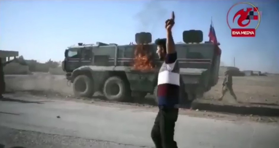 "Nhưng phía Mỹ đã gây áp lực lớn lên người Kurd để phá hoại sáng kiến của Nga và đe dọa sẽ có biện pháp trừng phạt. Kết quả là chỉ có hơn 100 người Kurd đi theo, khiến Nga phải từ bỏ dự định của mình".