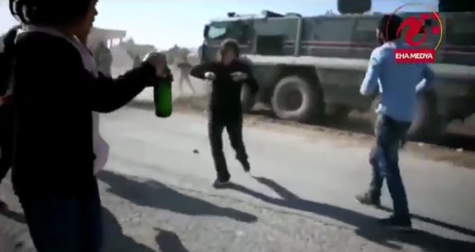 "Trong trường hợp này người Kurd có thể đóng vai trò quyết định, và do đó nhiều khả năng chính Washington đã hướng dẫn họ đối đầu với Nga", một chuyên gia của trang Avia-pro ghi chú.