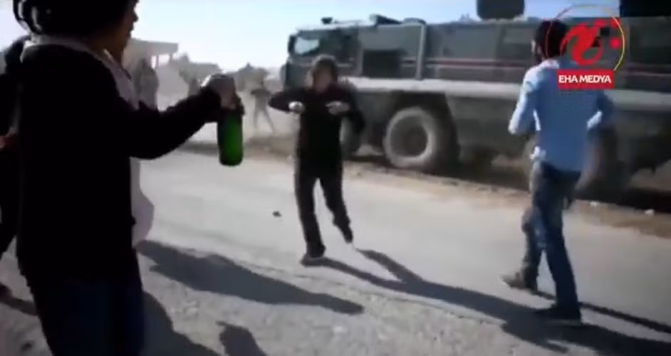 "Trong trường hợp này người Kurd có thể đóng vai trò quyết định, và do đó nhiều khả năng chính Washington đã hướng dẫn họ đối đầu với Nga", một chuyên gia của trang Avia-pro ghi chú.