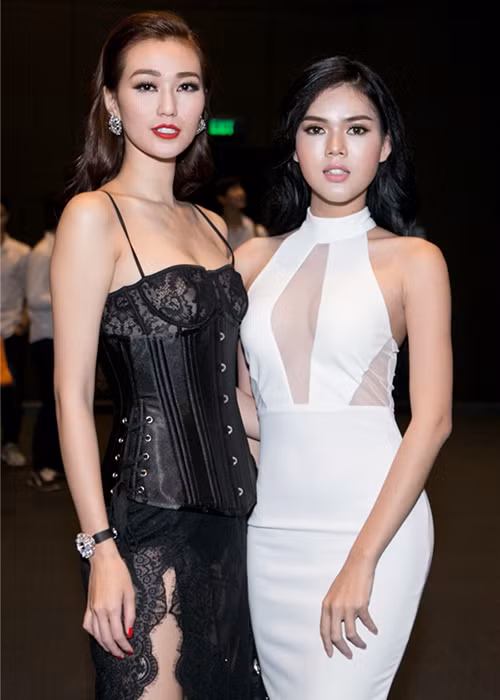 Trong MV “Be trong” của Khánh My, vào vai người thứ ba xen giữa hạnh phúc của nhân vật chính (Khánh My) là diễn viên tên Lê Ngọc Trinh, ngoại hình rất giống “nữ hoàng nội y”. Giữa ồn ào đụng chạm Ngọc Trinh, Khánh My giải thích rằng đây là một sự tình cờ vì cô thấy diễn viên Ngọc Trinh diễn tốt nên đã mời tham gia MV. Ảnh: Người đưa tin