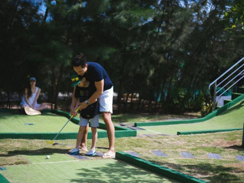 Kim Lý tận tình chỉ dạy bé Subeo đánh golf trong một chuyến nghỉ dưỡng vào đầu năm 2018. Ảnh: Ngôi sao