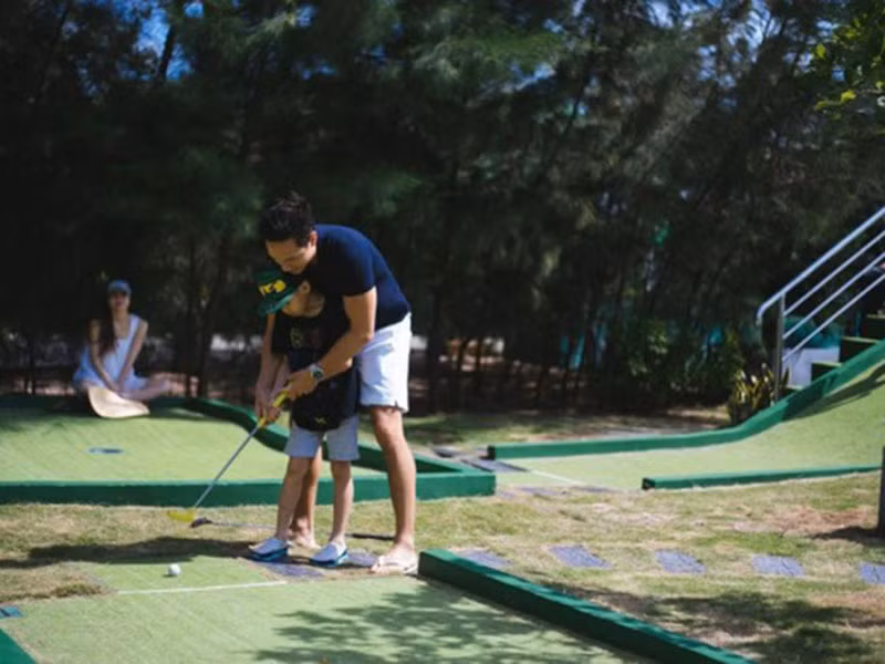 Kim Lý tận tình chỉ dạy bé Subeo đánh golf trong một chuyến nghỉ dưỡng vào đầu năm 2018. Ảnh: Ngôi sao