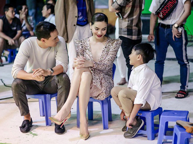 Chiều chuộng con trai của bạn gái hết mức, Kim Lý chắc hẳn sẽ là ông bố tuyệt vời.