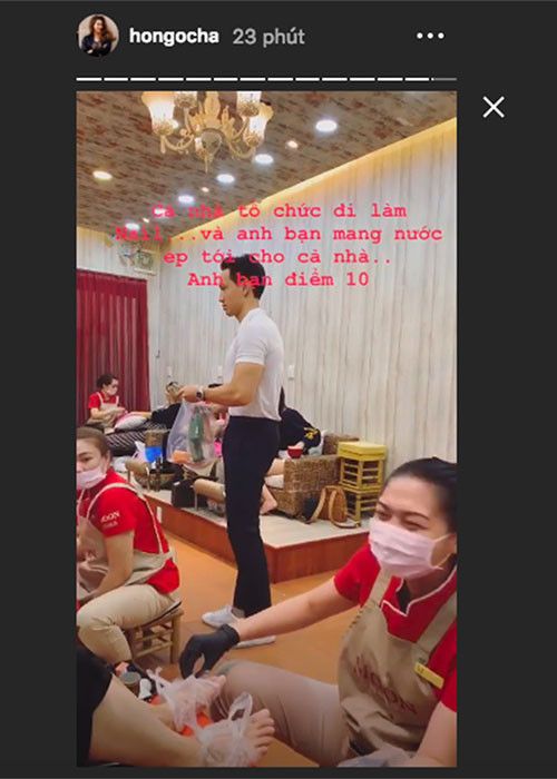 Khi cả nhà Hà Hồ cùng kéo nhau đi làm nail, Kim Lý tay xách túi nước ép trái cây phân phát cho từng thành viên gia đình bạn gái. Dù đây chỉ là hành động nhỏ nhưng đủ thấy, Kim Lý phải yêu thương người yêu đến nhường nào khi đích thân làm điều này.