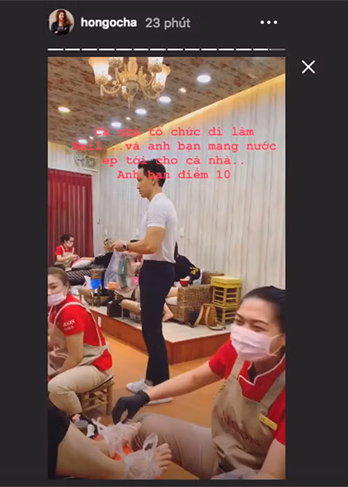 Khi cả nhà Hà Hồ cùng kéo nhau đi làm nail, Kim Lý tay xách túi nước ép trái cây phân phát cho từng thành viên gia đình bạn gái. Dù đây chỉ là hành động nhỏ nhưng đủ thấy, Kim Lý phải yêu thương người yêu đến nhường nào khi đích thân làm điều này.