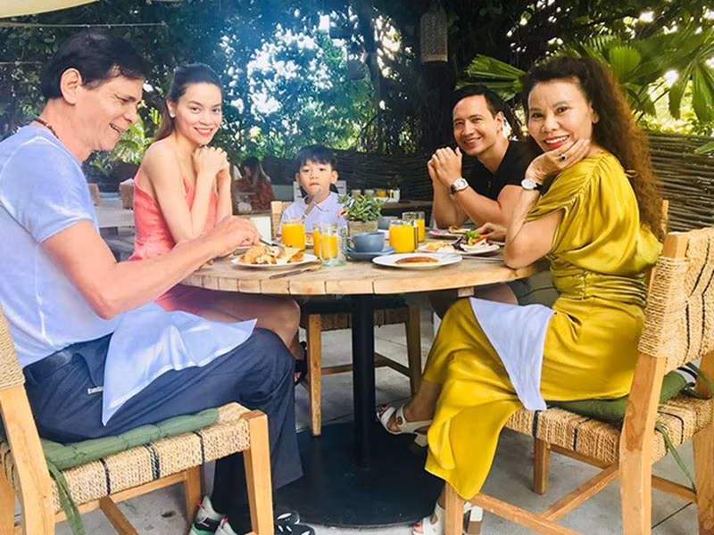 Nam diễn viên phim "Hương ga" thường xuyên góp mặt trong các buổi đi chơi, ăn uống cùng gia đình bạn gái.