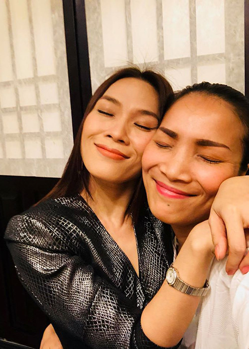 Hồng Ngọc cũng từng nhắn nhủ đến Mỹ Tâm: "Bé vẫn là bé đáng yêu nhất của chị. Mãi như thế em nhé. Hãy luôn tỏa sáng như thế nhé bé yêu của chị. Thương bé".
