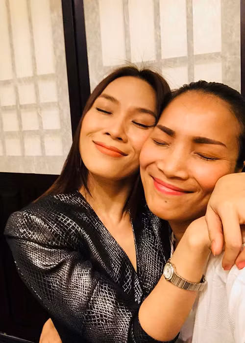 Hồng Ngọc cũng từng nhắn nhủ đến Mỹ Tâm: "Bé vẫn là bé đáng yêu nhất của chị. Mãi như thế em nhé. Hãy luôn tỏa sáng như thế nhé bé yêu của chị. Thương bé".
