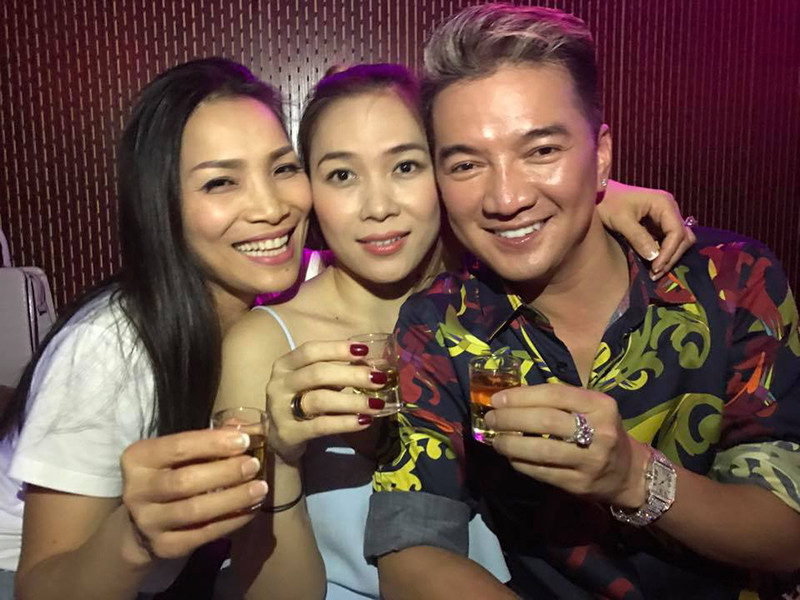  Hồng Ngọc và Mỹ Tâm quen nhau từ những năm cuối của thập niên 1990. Lúc đó, Mỹ Tâm mới gia nhập Trung tâm Ca nhạc nhẹ TP HCM còn Hồng Ngọc là ca sĩ chính của đoàn.