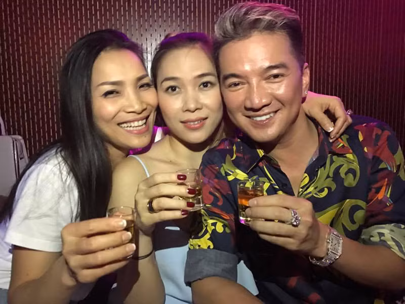  Hồng Ngọc và Mỹ Tâm quen nhau từ những năm cuối của thập niên 1990. Lúc đó, Mỹ Tâm mới gia nhập Trung tâm Ca nhạc nhẹ TP HCM còn Hồng Ngọc là ca sĩ chính của đoàn.