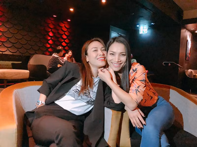 Cuộc sống của đôi bạn thân Vbiz hiện khác nhau. Trong khi Hồng Ngọc định cư ở Mỹ bên chồng con, Mỹ Tâm vẫn chưa lên xe hoa.