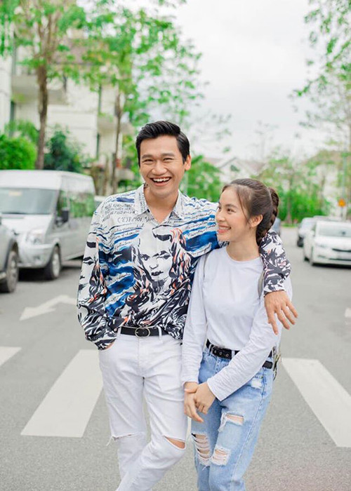 Ngoài những bộ ảnh nghệ thuật, 2 diễn viên phim "Nhà trọ Balanha" còn có những khoảnh khắc thân thiết ngoài đời thường. Ảnh: FBNV