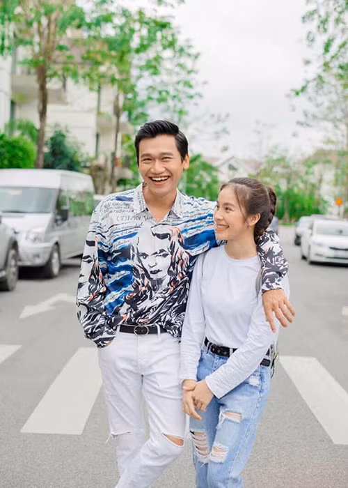 Ngoài những bộ ảnh nghệ thuật, 2 diễn viên phim "Nhà trọ Balanha" còn có những khoảnh khắc thân thiết ngoài đời thường. Ảnh: FBNV