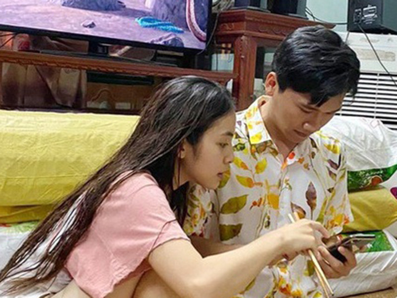 Theo Zing, phía Xuân Nghị cho biết: "Sau khi phim đóng máy, Xuân Nghị và Trần Vân ngày càng thân thiết. Hai diễn viên nhắn tin, đi chơi nhiều lần. Thậm chí, hai bạn còn mặc áo đôi, vui vẻ khi ở cạnh nhau. Sắp tới, có một dự án còn mời cả Nghị và Vân đóng chung. Tuy nhiên, về chuyện tình cảm thì chúng tôi chưa khẳng định được điều gì". Ảnh: Zing