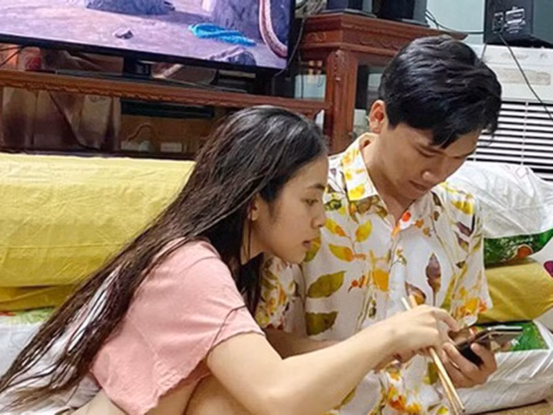 Theo Zing, phía Xuân Nghị cho biết: "Sau khi phim đóng máy, Xuân Nghị và Trần Vân ngày càng thân thiết. Hai diễn viên nhắn tin, đi chơi nhiều lần. Thậm chí, hai bạn còn mặc áo đôi, vui vẻ khi ở cạnh nhau. Sắp tới, có một dự án còn mời cả Nghị và Vân đóng chung. Tuy nhiên, về chuyện tình cảm thì chúng tôi chưa khẳng định được điều gì". Ảnh: Zing