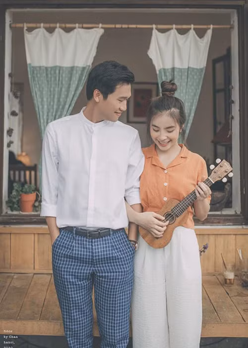 Khoảnh khắc tình tứ của Trần Vân bên Xuân Nghị trong một bộ ảnh. Ảnh: FBNV